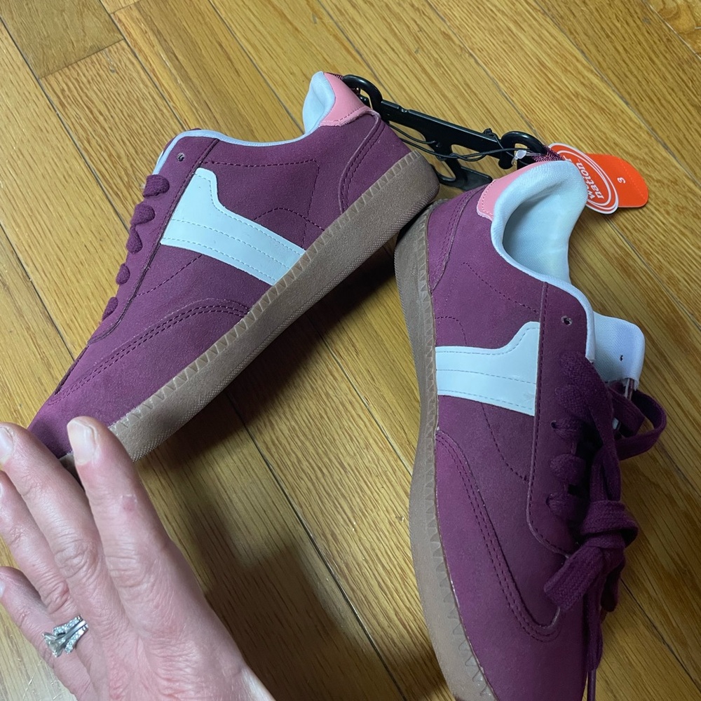 Adorable Plum Sneakers with White‎ Accents casual size 3 NWT - Picture 4 of 8